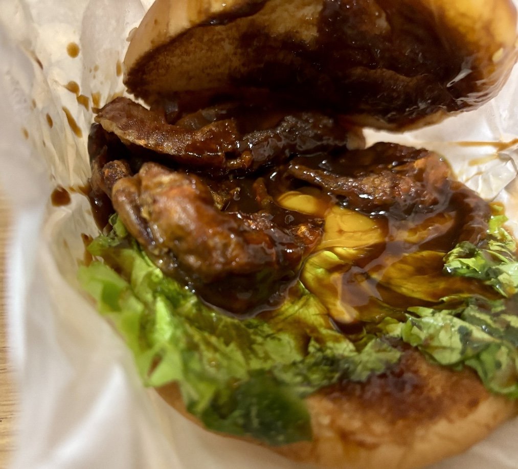 名古屋みそ味のカニバーガー。みそソースが全体にかかっている