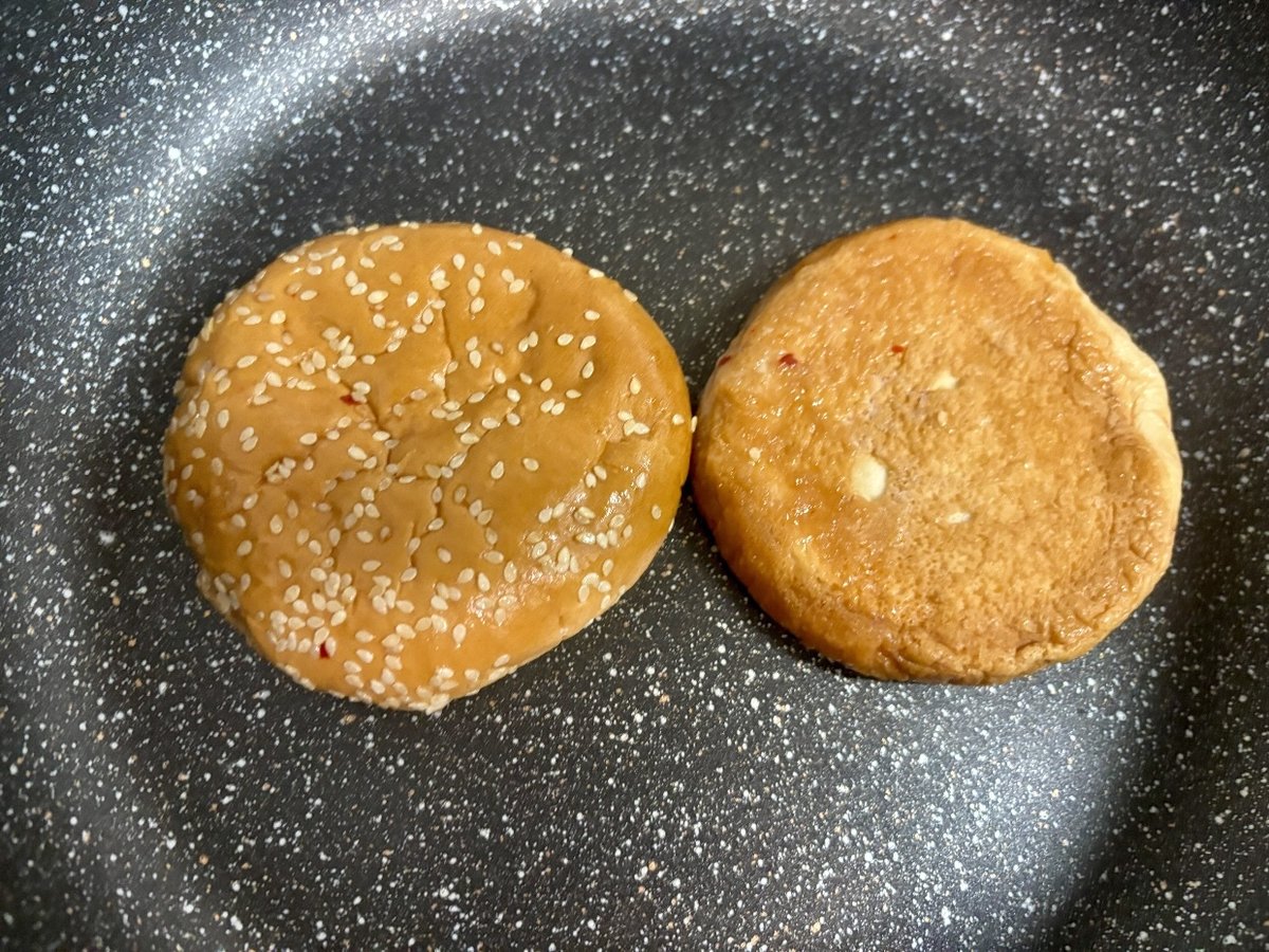 凍ったままのバンズをフライパンに並べたところ