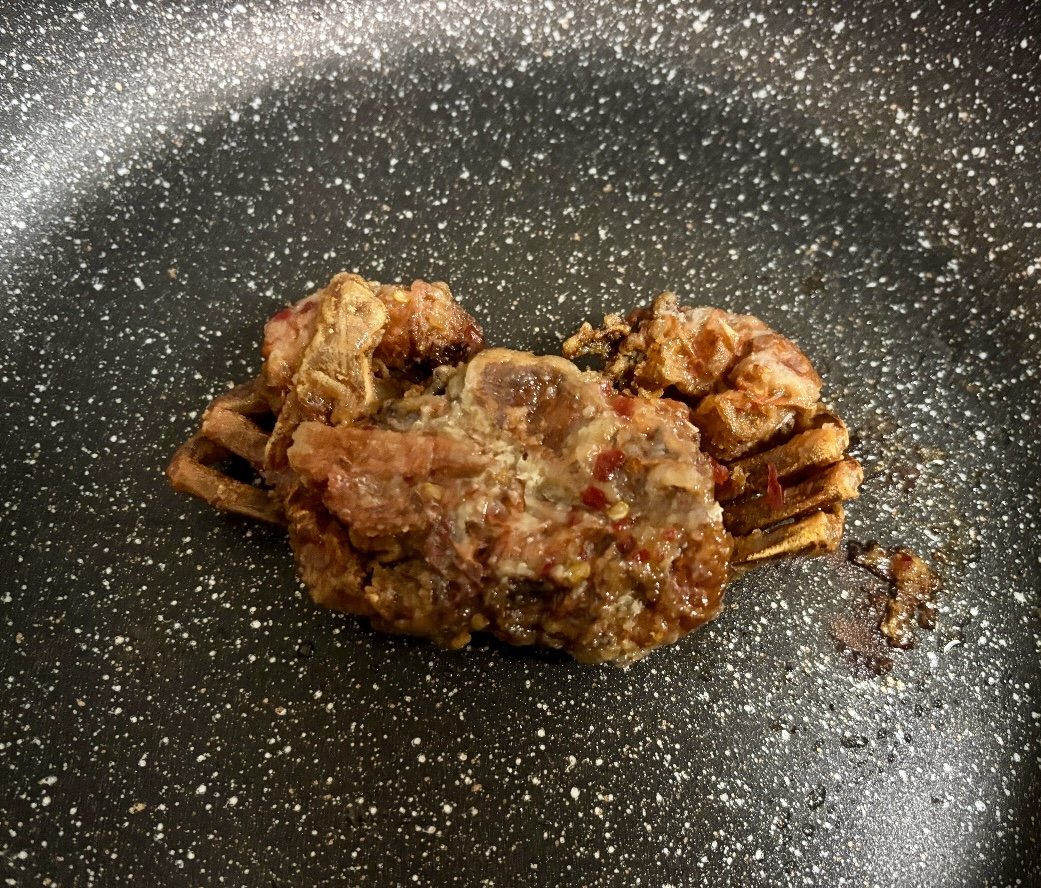 フライパンの中のカニのフライ