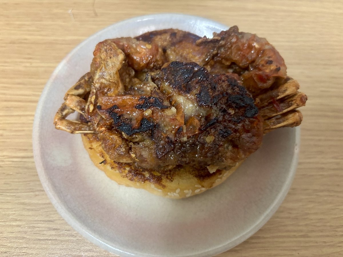焼き上がったカニのフライをバンズにのせたところ