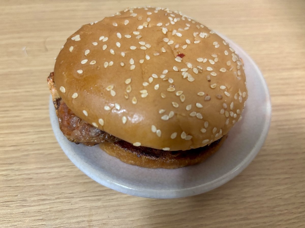 組み立て直した冷凍後のカニバーガー