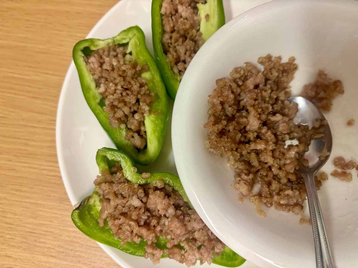生のピーマンに温かい豚ひき肉のそぼろをのせた一皿