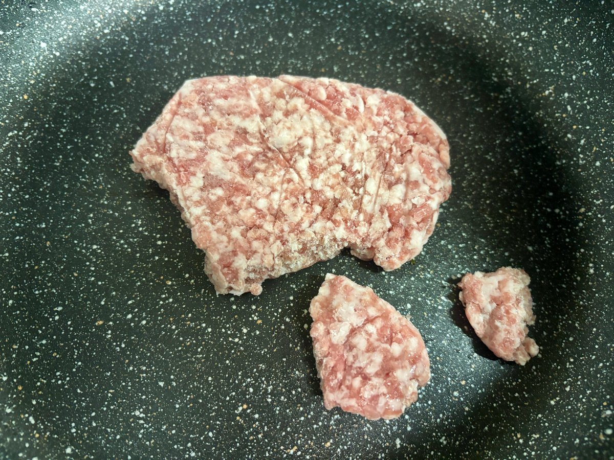 凍ったままの豚ひき肉をフライパンに入れた直後。板状のまま固まっている