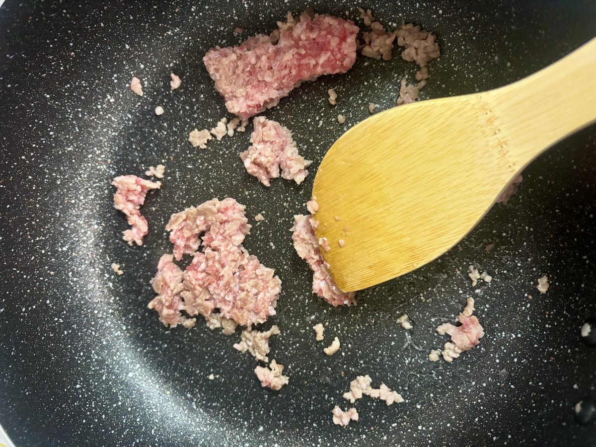 凍ったままのひき肉を2分焼いたところ。大きな塊が割れて小さい粒が散っている