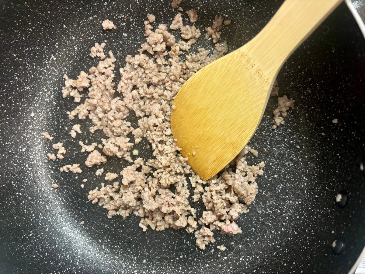 凍ったままのひき肉を4分焼いたところ。ほぼほぐれて色が変わり始めている