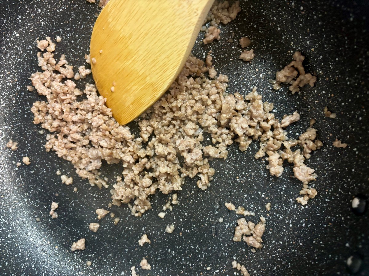凍ったままのひき肉を6分焼いたところ。全体に火が通って茶色くなっている