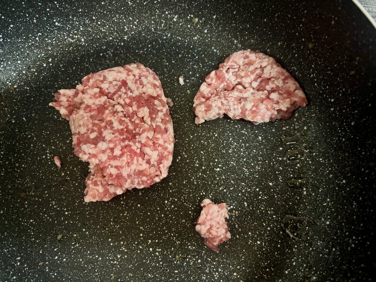 冷蔵庫で解凍した豚ひき肉をフライパンに入れた直後。柔らかく広がっている