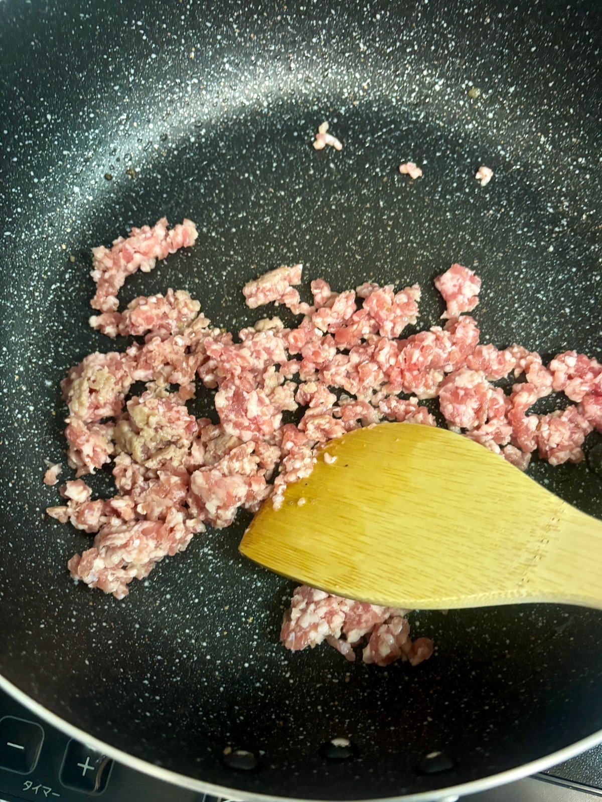 解凍したひき肉を1分焼いたところ。すでに細かくほぐれている
