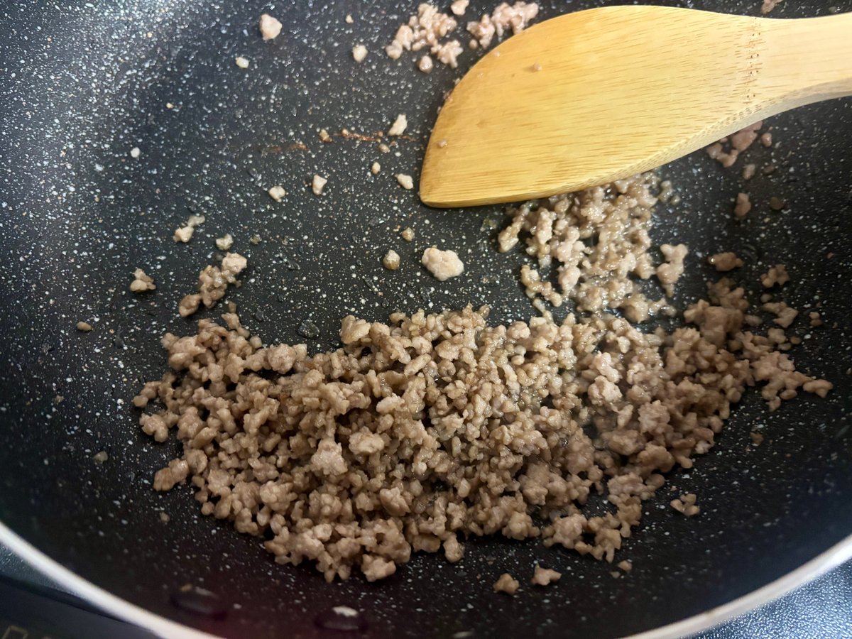 解凍したひき肉を4分焼いたところ。全体に火が通っている