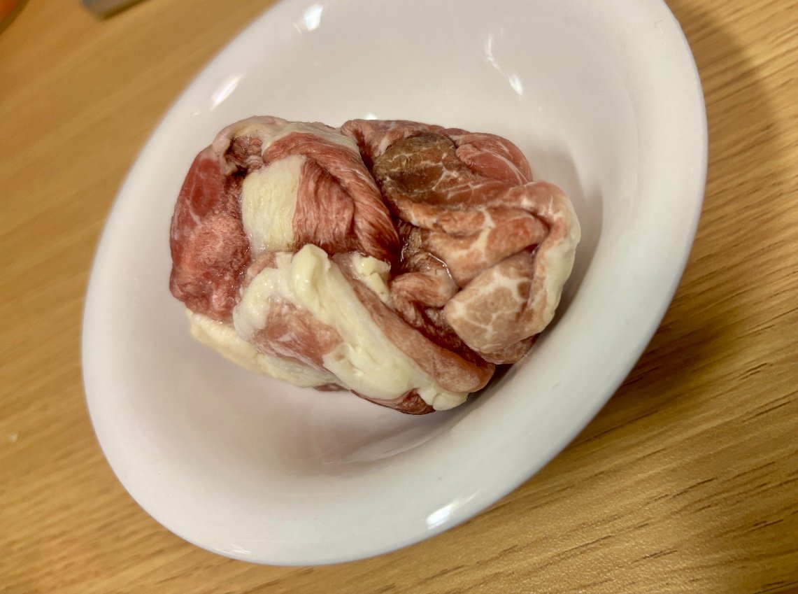 冷凍室から出したばかりの豚こま切れ肉
