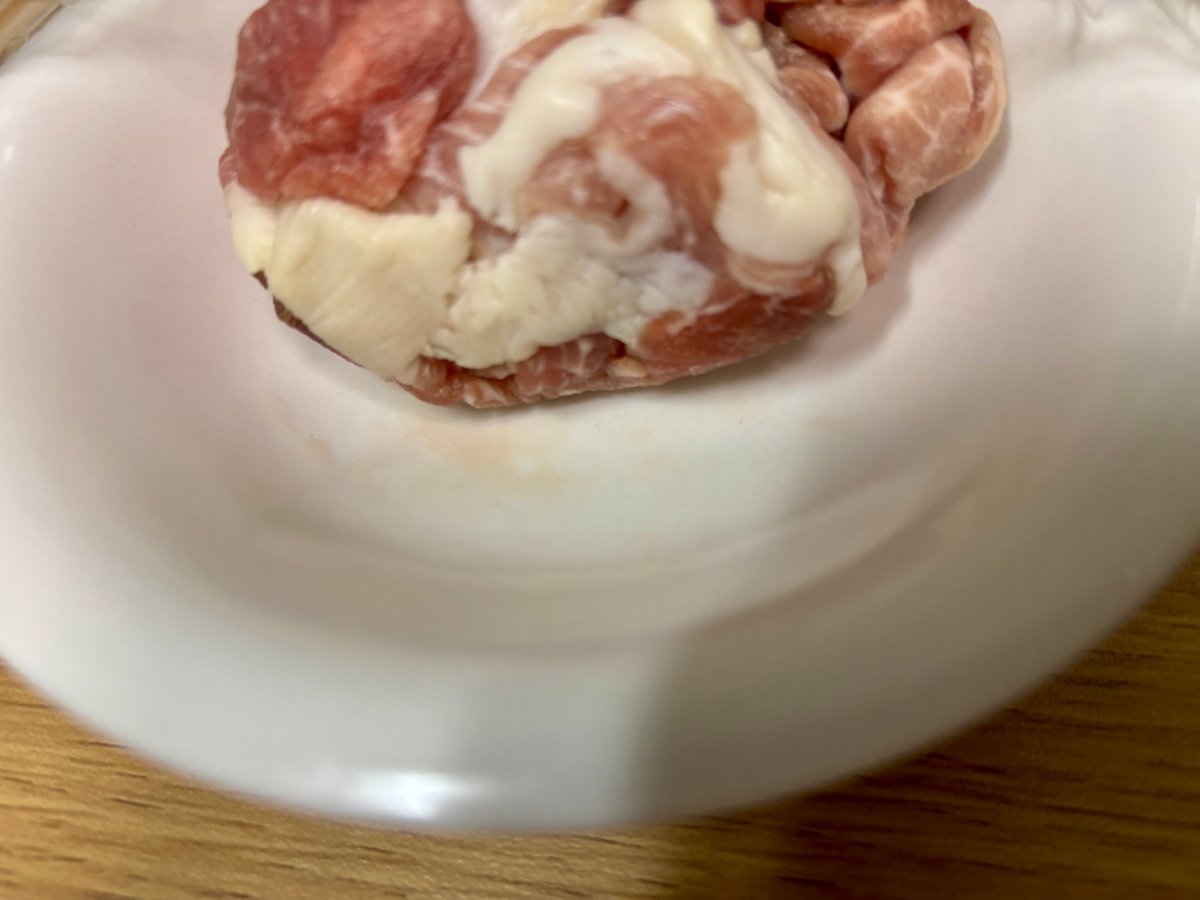 10時間後の豚こま切れ肉と皿