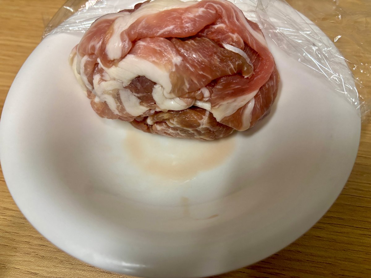 17時間後の豚こま切れ肉と皿にたまったドリップ