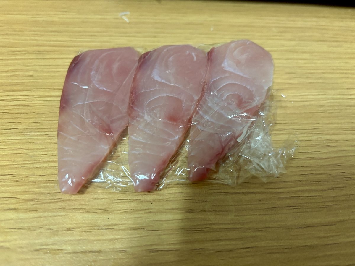 はまちの刺身3切れをラップで包んだところ