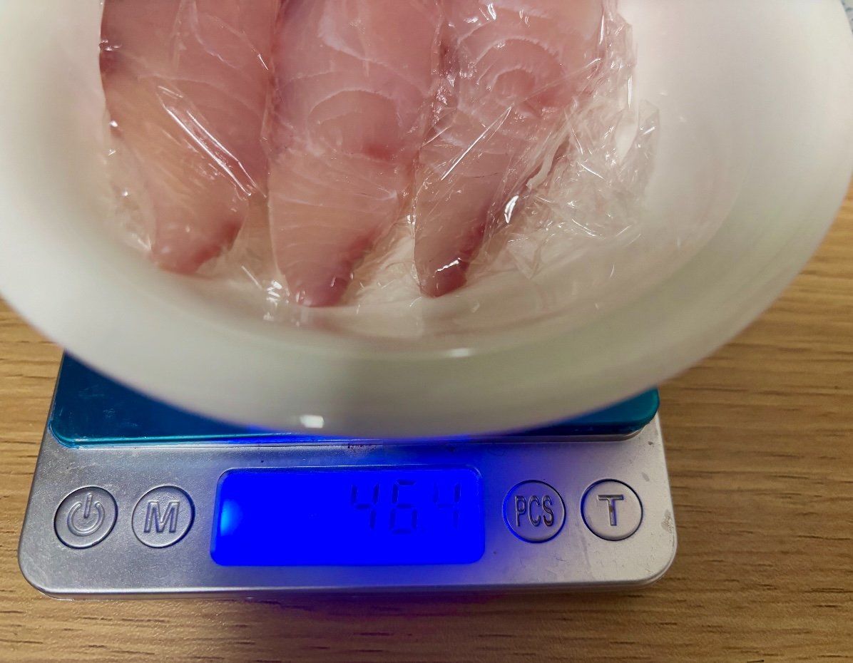 ラップで包んだはまちをはかりにのせた様子。46.4gと表示されている