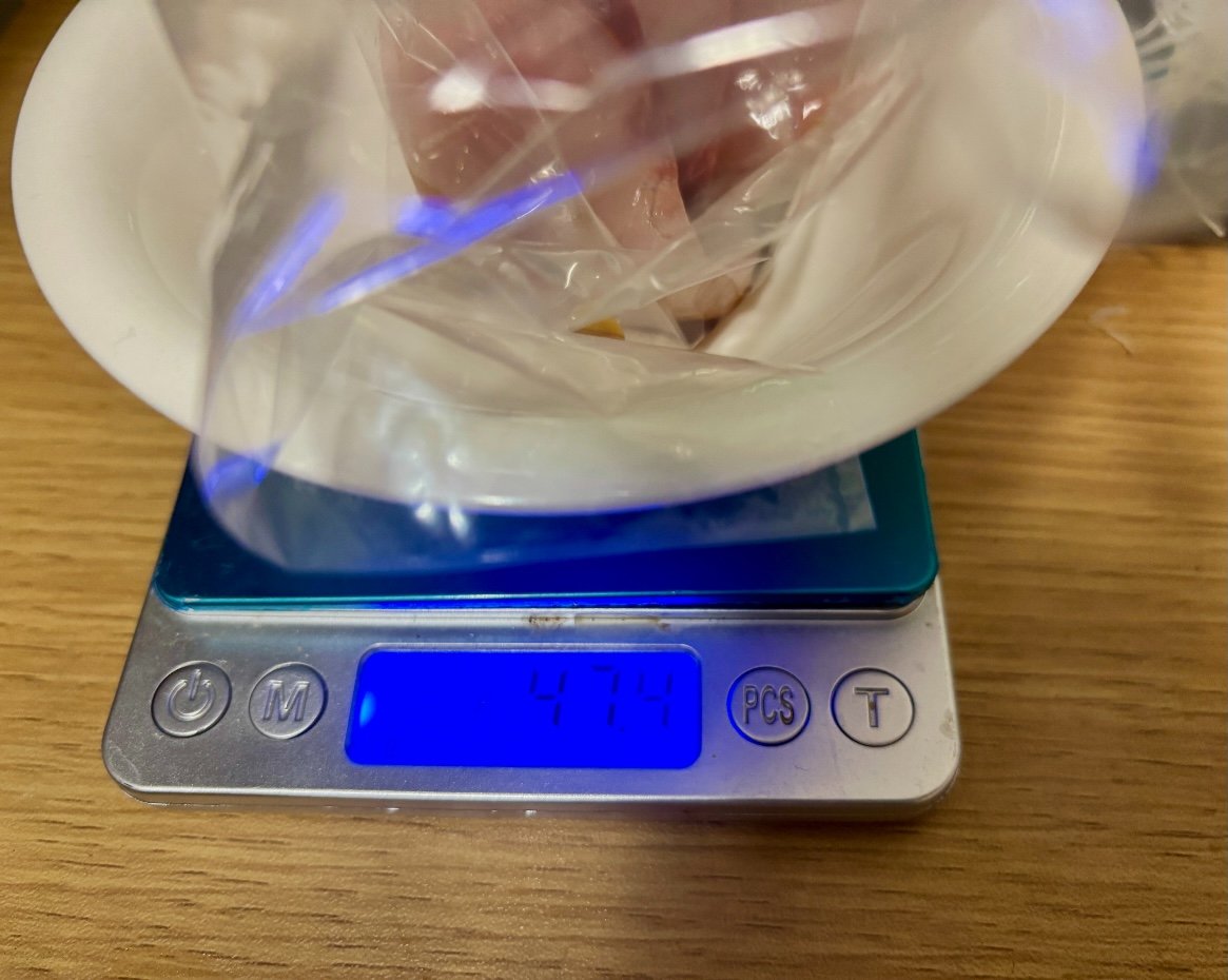 めんつゆに漬けたはまちを袋ごとはかりにのせた様子。47.4gと表示されている