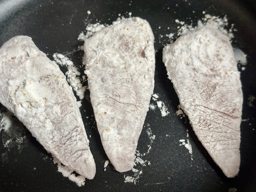 片栗粉をまぶしたはまちをフライパンに並べたところ