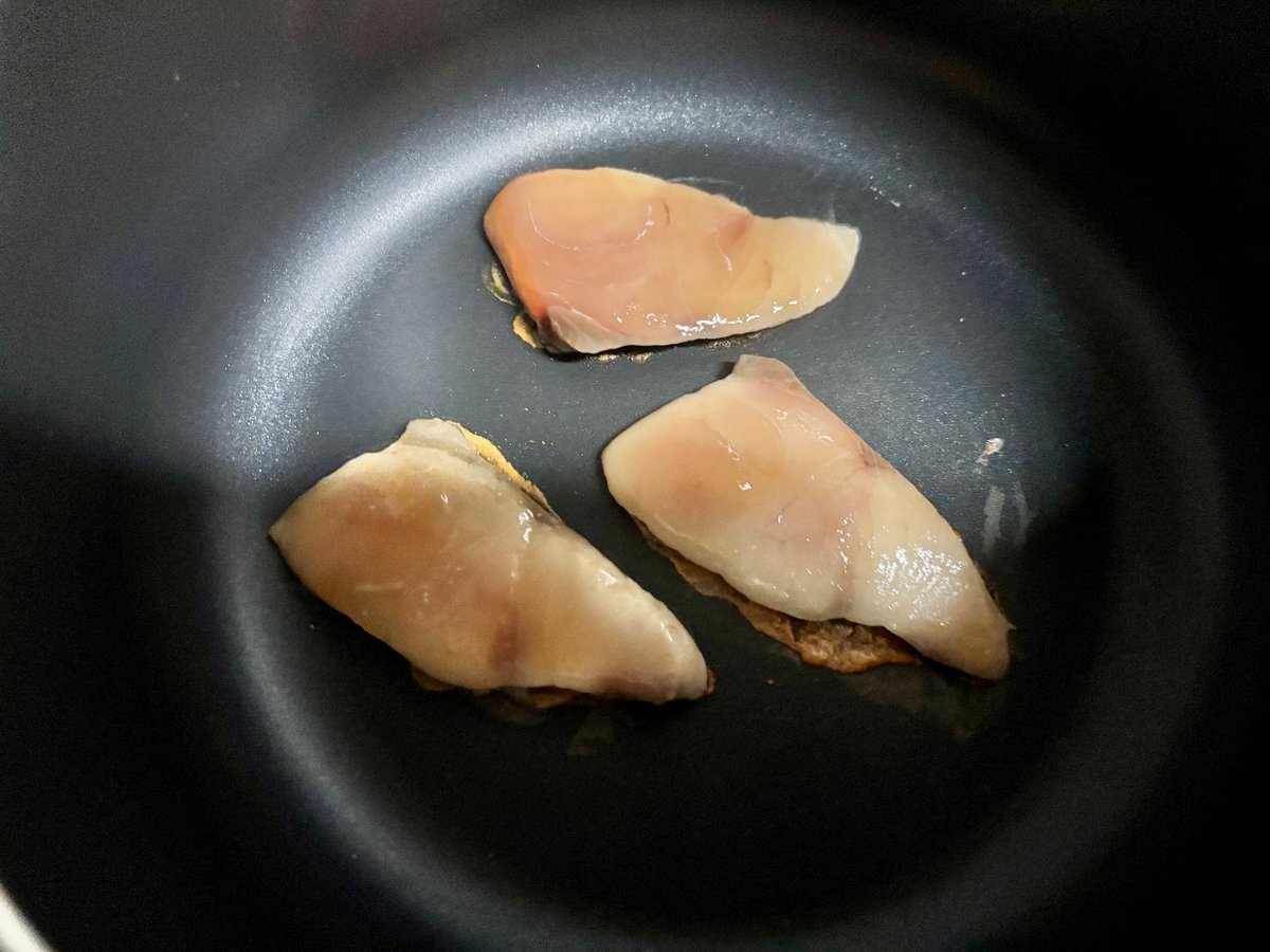めんつゆに漬けたはまちをフライパンに並べたところ